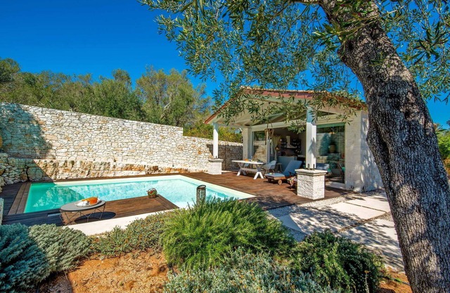 Herb Garden Luxury Villa with private pool/garden