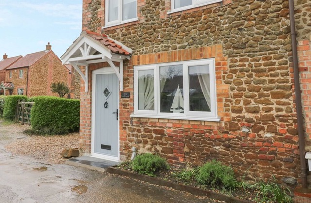 HERBIES COTTAGE, pet friendly in Snettisham