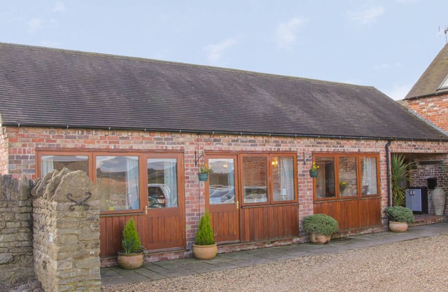 HERDWICK COTTAGE, pet friendly, with a garden in Much Wenlock