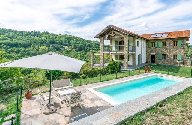 Here we are talking about a huge estate with private pool and magnificent views of the hilly landsca