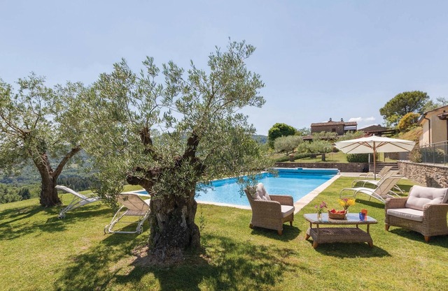 Here you will occupy part of a semi-detached house in Tuscany with swimming pool and Jacuzzi for you