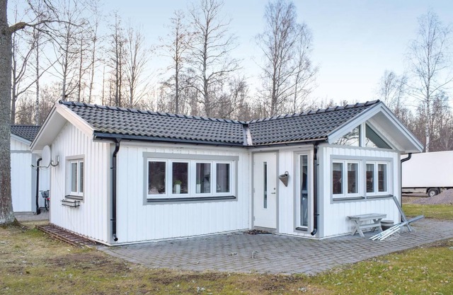 Here you will stay in a beautiful cottage with a magnificent view of Flaten Lake, which is only 10 m