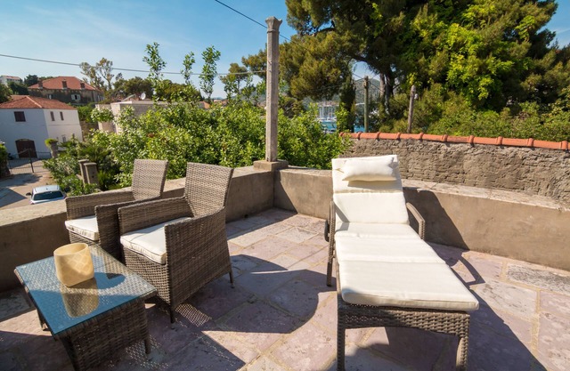 Heritage Dvori with garden, free parking next to sea beautiful location