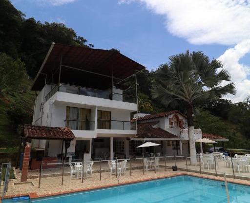 Hermosa Casa de Campo en medio de la naturaleza con Rio privado en Colombia