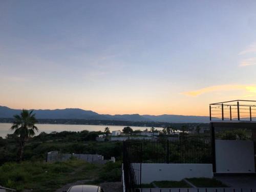 Hermosa casa vista al lago