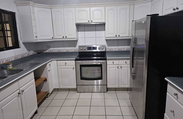 hermosa habitación con piscina