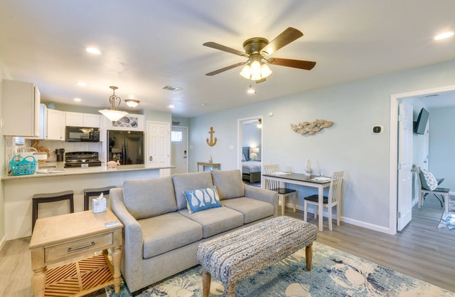 ‘Heron Bay Cottage’ w/Patio in Rockport!