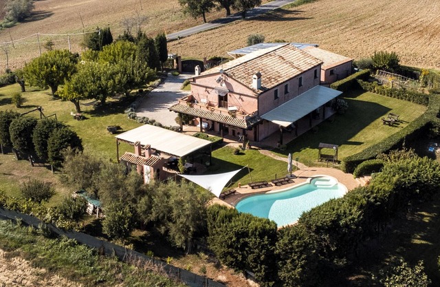 Heron House Apartment in country house with pool