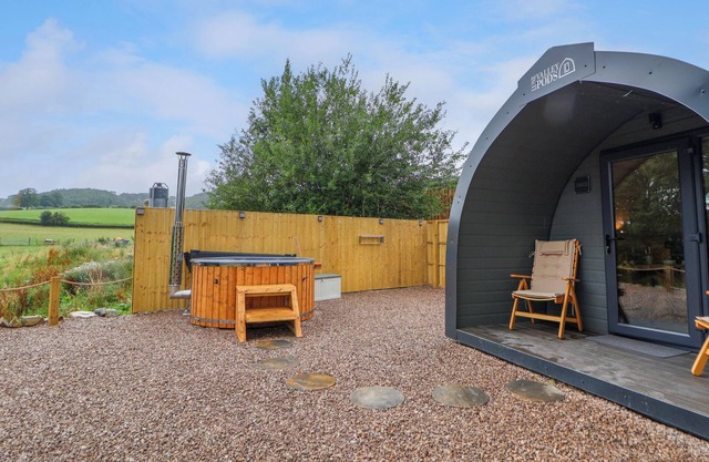 HERON POD, romantic, with hot tub in Trefonen