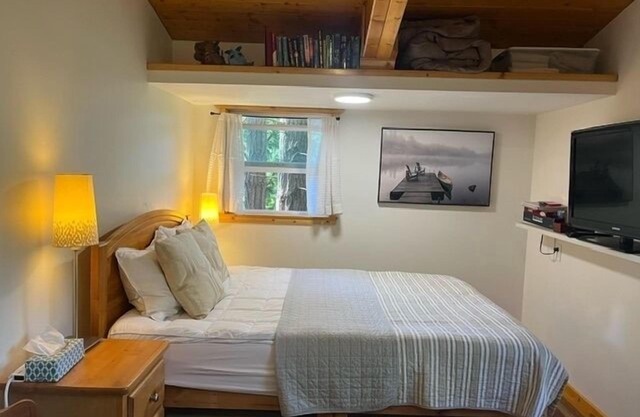 Heron Rocks Lookout: Ocean view studio and patio 10 min walk to beach