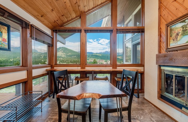Herondale Luxury Vacation At Windcliff 3 Bedroom Home by RedAwning