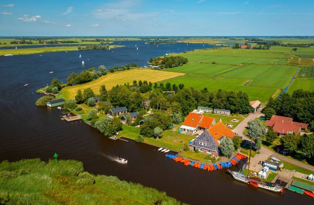 Het Voorhuis - group accommodation at the Frisian Lakes