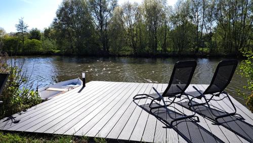 Het witte chalet aan het water van monumentaal fort