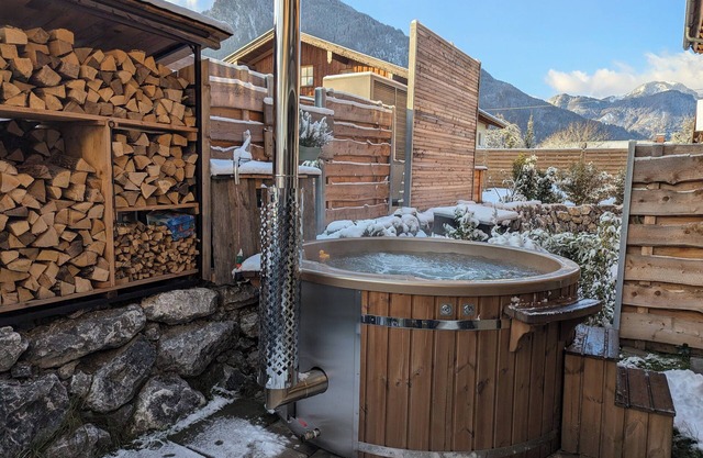 "Heuberg" apartment in the Inn Valley with hot tub - central & quiet location