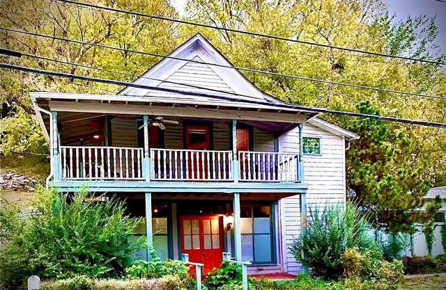 HGTV feature Main St d’town! 3 cozy units, sleeps 16 w Private Bar + gameroom!