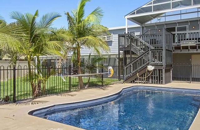 Hibiscus Close Beach Front Living