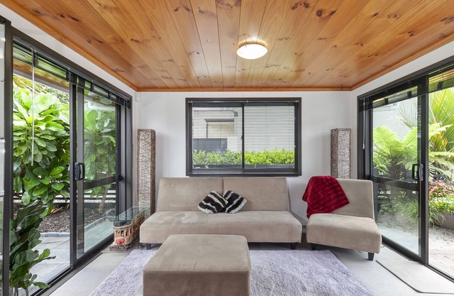 HIBISCUS HIDEAWAY - OREWA HOLIDAY HOME, family friendly in Red Beach