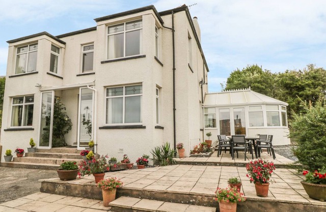 HICKORY HOUSE, family friendly, with hot tub in Silecroft