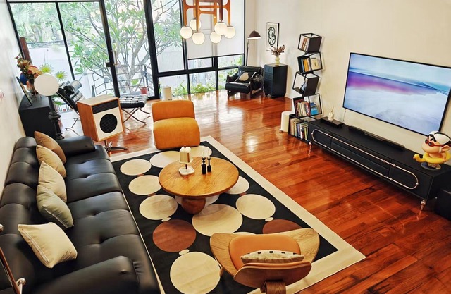 Hidden 4-bedroom townhome with AC/WiFi in Ekkamai