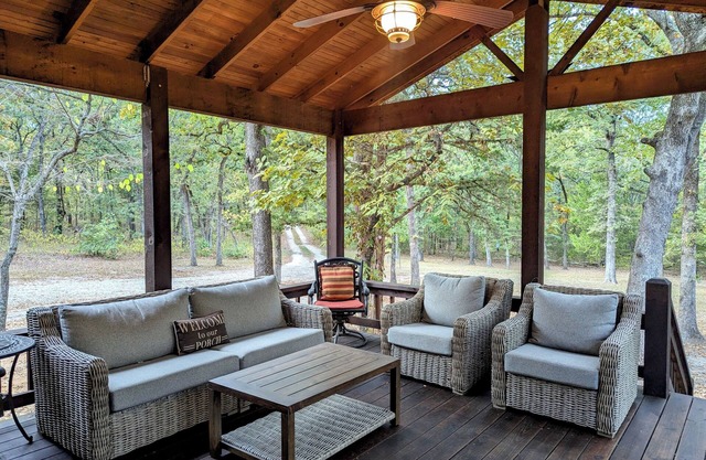 Hidden cabin on private FORTY ACRE woods with 3 bedrooms, near beach and marina!