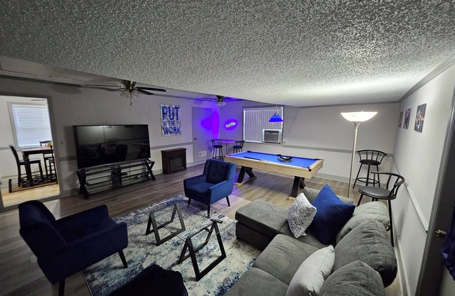 Hidden Gem - 3BD, 2FB w/Jacuzzi + Pool Table