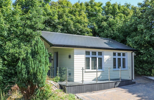 HIDDEN GEM CABIN, with a garden in Lettermacaward, County Donegal