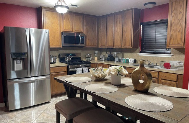 Hidden Gem @ Hobby- Lovely 4-bedroom house in the heart Houston