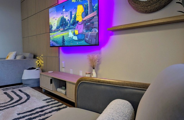 Hidden Gem in CityPlace for executives - comfortably designed with Pool and Gymn