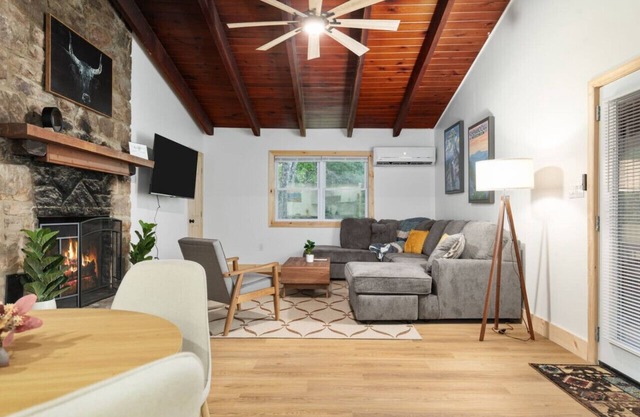 Hidden Hollow 3BD Cabin - Hot Tub+ Wifi+ Game Room