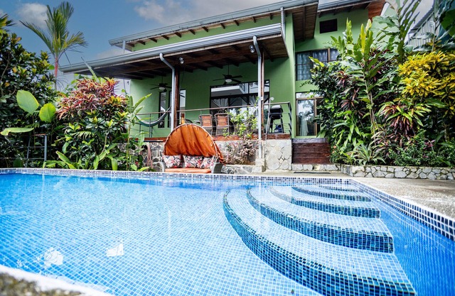Hidden Oasis with Pool, Close to Beach, Restaurants & Stores