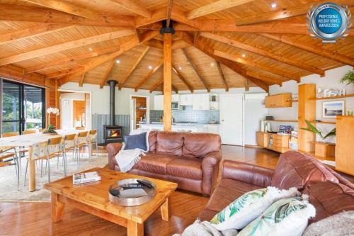 Hidden Orchard - Pet Friendly - 4 Mins Walk to Beach