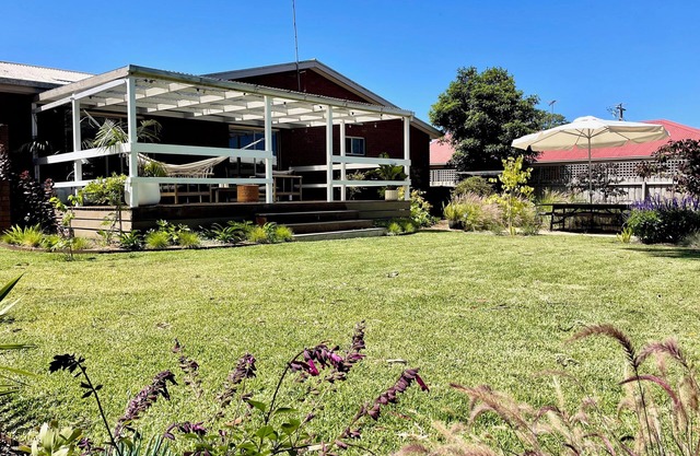 Hidden Villa - a stylish retreat very close the beach & shops