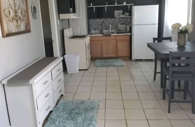 Hideaway 2 Fort Bliss area. Free parking near the mountains