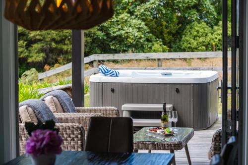 Hideaway at the Bay - with Hot Tub