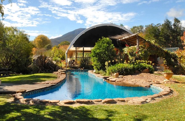 Hideaway Chalet with Spa, Near Bright & Falls Ck