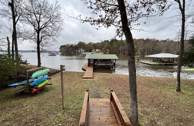 Hideaway Cove - Lots of space, air hockey table, screened porch, Fishing Dock