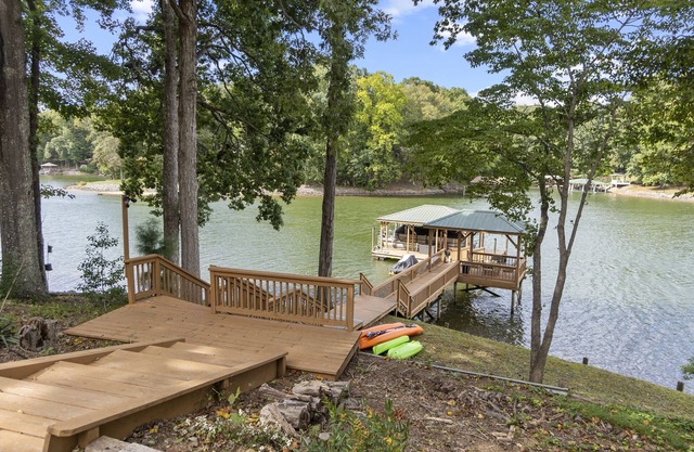 Hideaway Hill - Lakefront Relaxation with Great Amenities