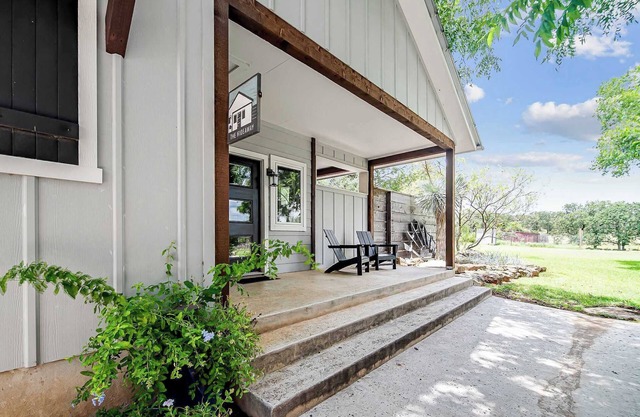 Hideaway in Fredericksburg w/Hot Tub + Fireplace