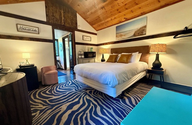 Hideaway in our charming cabin in historic Eureka Springs with jacuzzi tub