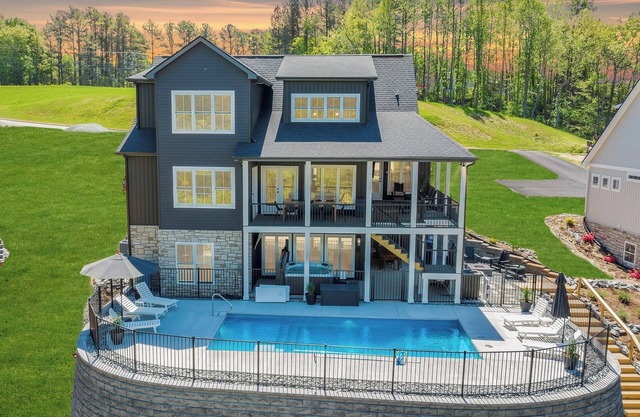 Hideaway Ridge, Lakefront NEW Luxury w/7-Bedrooms + Heated Salt Pool, Covered Decks, Hot Tub & Dock