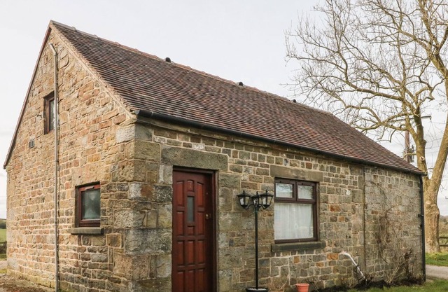 HIDEAWAY, romantic, character holiday cottage, with a garden in Leek