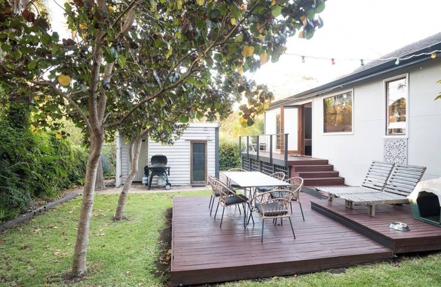 Higgins Hideaway Central Cottage with Garden Oasis