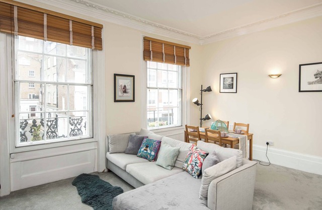 High-ceiling Gorgerous Victorian flat with private garden - 3 mins to Hyde Park