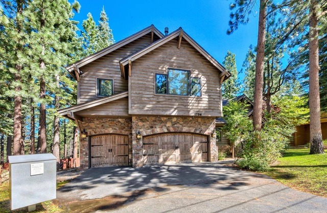 High-end 5 Bedroom, Hot Tub, Game Room with Arcade and Foosball, Near Lake and Walk to Trails