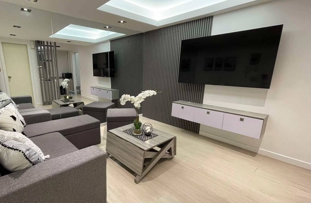 High-end Azure Residences 2BR Condo w/Balcony and Beach close to Manila Airport