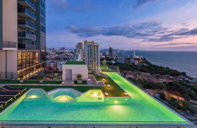 High end condo in popular area with an amazing sea view, 2 min from the beach