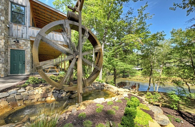 High-end custom cabin that sits on the Cartecay River, hot tub, firepit