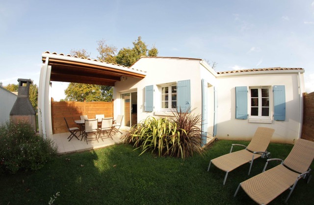 High-end detached house, in a small village on the island of Oleron (Dolus d'Oleron au hamlet les Bardieres at 4 grande rue) in a charming property.