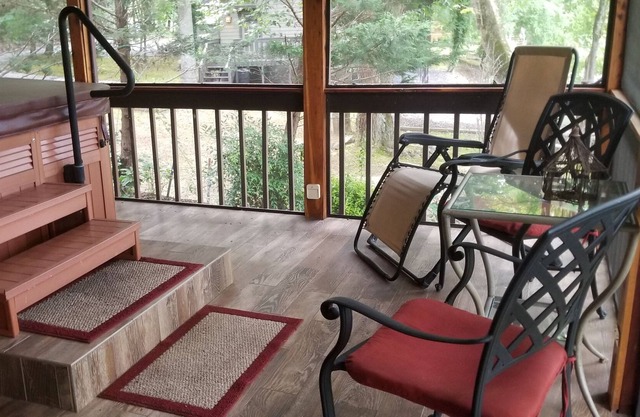 High end Hiawassee River front cabin in Murphy, NC