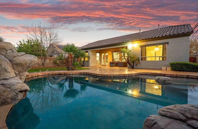 High End Home w/Heated & Cooled Pool, Fire Pit, Game Room and Golf Nearby